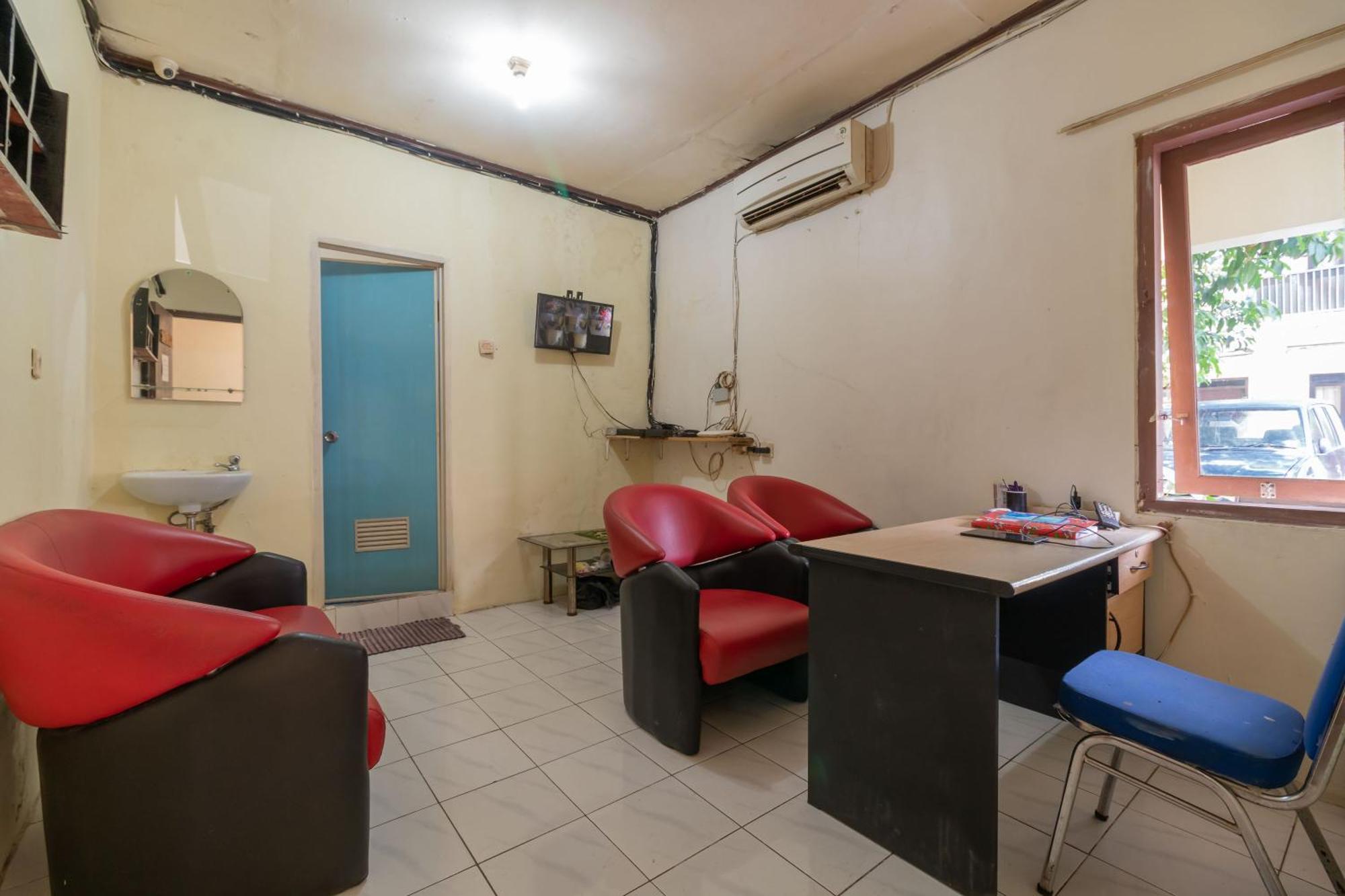 Reddoorz Near Pondok Indah Water Park ジャカルタ エクステリア 写真